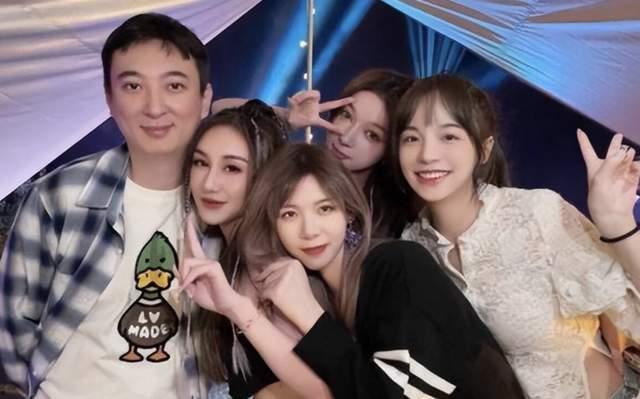 娱乐吃瓜酱表哥看上闺蜜,一场意外的情感纠葛